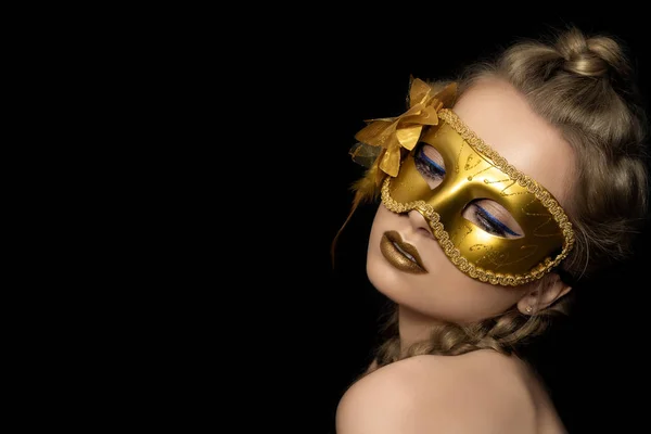 Ung vacker kvinna klädd i guld Party mask — Stockfoto