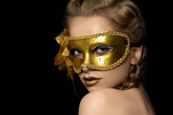 황금 파티 마스크를 착용 하는 젊은 아름 다운 여자 — 스톡 사진
