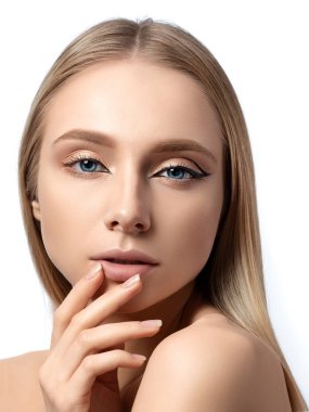 Modern moda makyaj ile genç güzel kadın