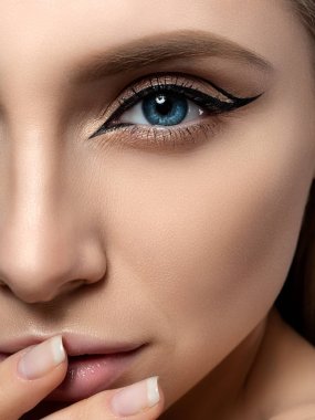 Modern moda makyaj ile genç güzel kadın