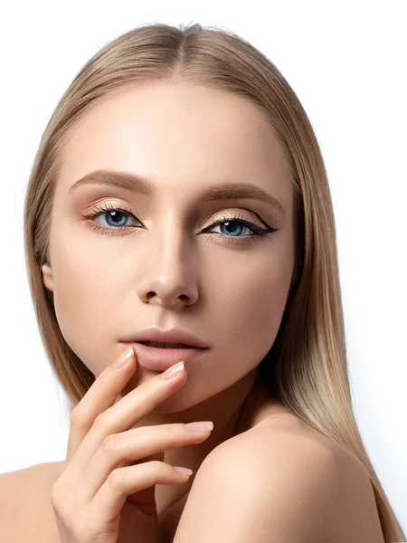 Ung vacker kvinna med modern Fashion makeup — Stockfoto