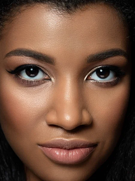Closeup portrait of young beautiful black woman — Stock Photo, Image