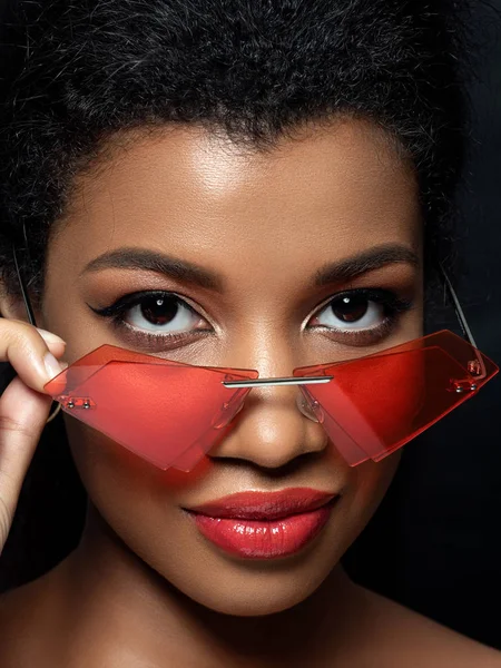 Young beautiful black woman wearing red sunglasses — Stock Photo, Image