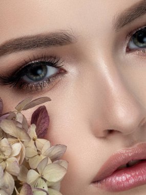Genç ve güzel bir kadının yakın plan portresi.