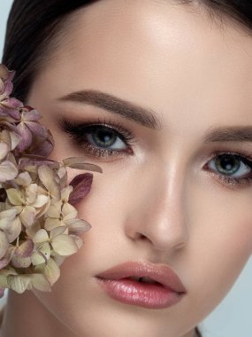 Genç ve güzel bir kadının yakın plan portresi.