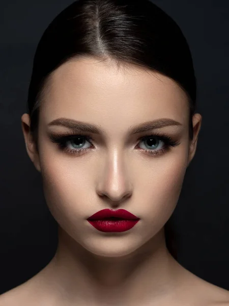 Mladá krásná žena s večerním make-upem — Stock fotografie