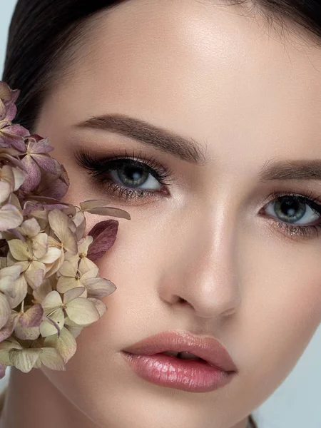 Genç ve güzel bir kadının yakın plan portresi.