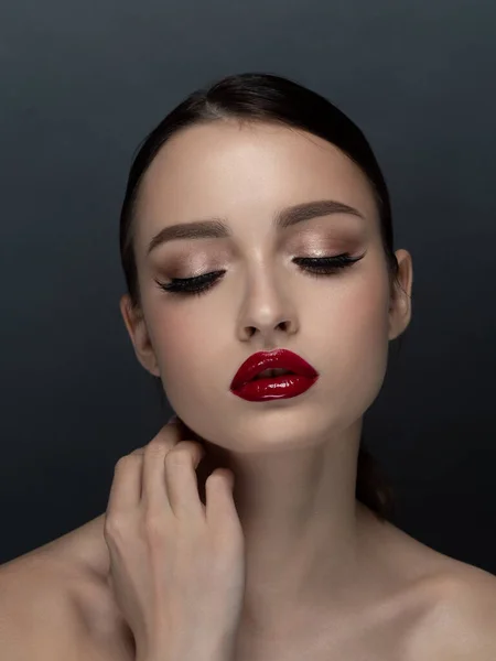 Retrato de joven hermosa mujer con labios rojos — Foto de Stock