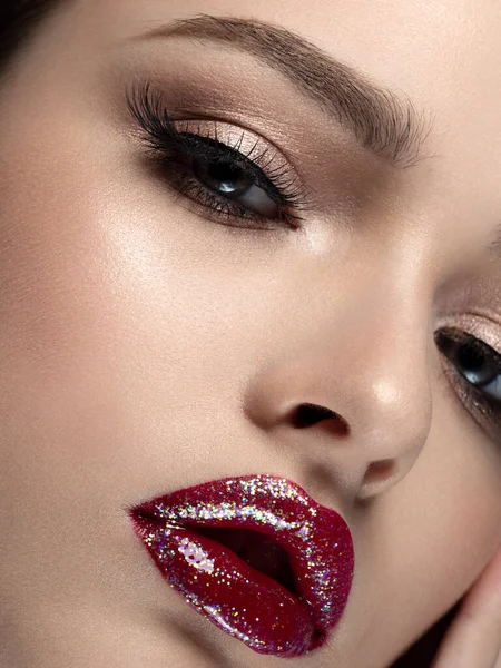 Retrato de joven hermosa mujer con labios rojos —  Fotos de Stock