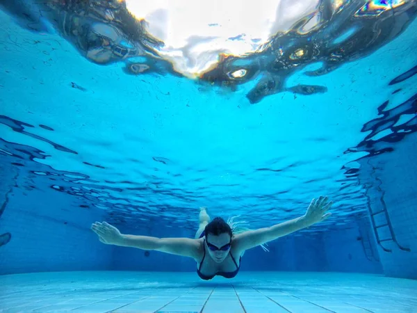 Osoba Pływająca Basenie Wodą Dziewczyna Pływa Okularach Kąpielowych Basenie Niebieska — Zdjęcie stockowe