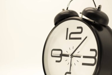 Beyaz arkaplanda alarm saati.