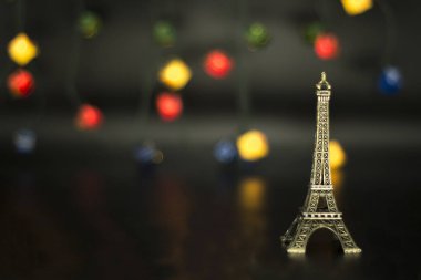 Siyah arka plan üzerine izole Eyfel Kulesi.