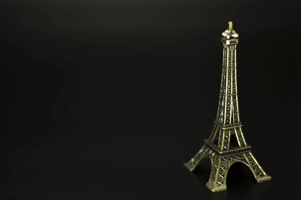 Eiffelova věž, samostatný na černém pozadí. — Stock fotografie