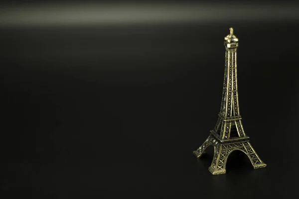 Eiffeltoren geïsoleerd op zwarte achtergrond. — Stockfoto