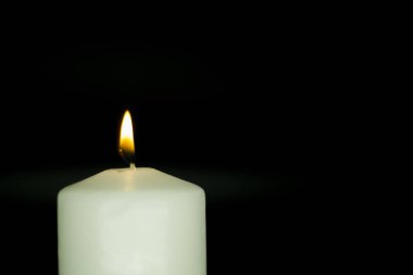 İzole siyah arka plan üzerine mum.