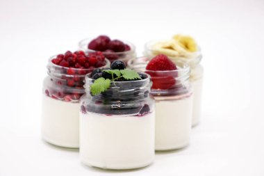 Yoğurtlu kavanoza taze çilek. Beyaz arka plan üzerinde.