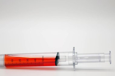 beyaz izole kan şırınga