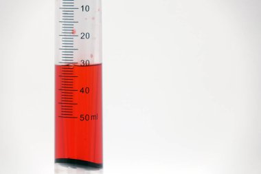 beyaz izole kan şırınga