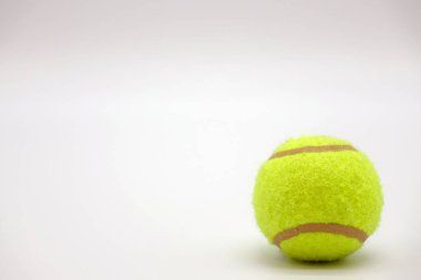 Beyaz arkaplanda tenis topu.