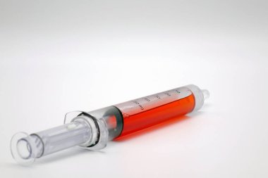 beyaz izole kan şırınga