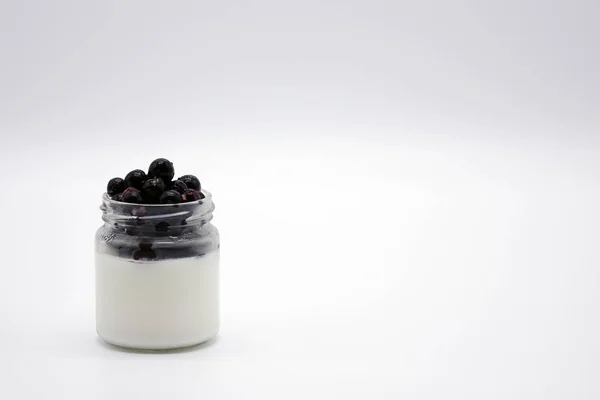 Frische Beeren im Glas mit dem Joghurt. auf weißem Hintergrund. — Stockfoto