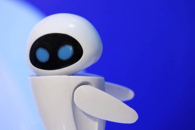 Vologda. Rusya-Nisan 7, 2018. It-forum. Küçük bir robot bir insansı vücut üzerinde mavi bir arka plan ile. Yapay zeka-Ai.