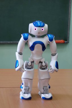 Bir insan yüzü ve insansı vücut ile küçük bir robot. Mavi ve beyaz robot.