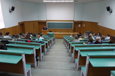 Rusya. Vologda-Şubat 3, 2018.state Politeknik Üniversitesi. University.Professor'ın konuşma ' Üniversitesi Konferans salonunda öğrenciler izleyiciyle.