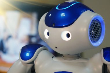 Vologda. Rusya-Nisan 7, 2018. It-forum. Bir insan yüzü ve insansı vücut ile küçük bir robot. Yapay zeka - Ai.