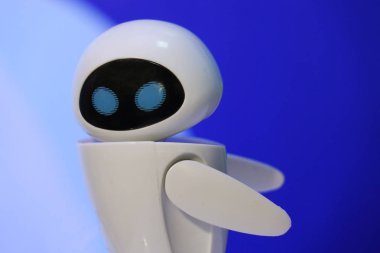 Vologda. Rusya-Nisan 7, 2018. It-forum. Bir insan yüzü ve insansı vücut ile küçük bir robot. Yapay zeka - Ai.