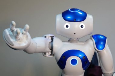 Vologda. Rusya-Nisan 7, 2018. It-forum. Bir insan yüzü ve insansı vücut ile küçük bir robot. Yapay zeka - Ai.