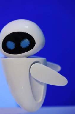 Vologda. Rusya-Nisan 7, 2018. It-forum. Bir insan yüzü ve insansı vücut ile küçük bir robot. Yapay zeka - Ai.