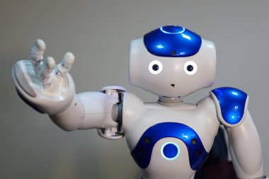 Vologda. Rusya-Nisan 7, 2018. It-forum. Bir insan yüzü ve insansı vücut ile küçük bir robot. Yapay zeka - Ai.