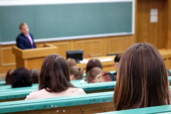 Rusya. Vologda-Şubat 3, 2018.state Politeknik Üniversitesi. University.Professor'ın konuşma ' Üniversitesi Konferans salonunda öğrenciler izleyiciyle.