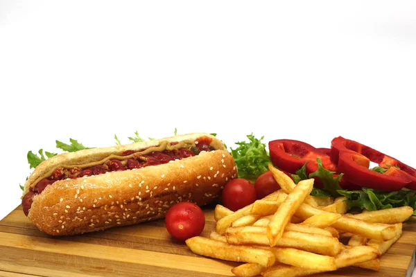 Hot dogot és sült krumpli, fehér háttér. — Stock Fotó