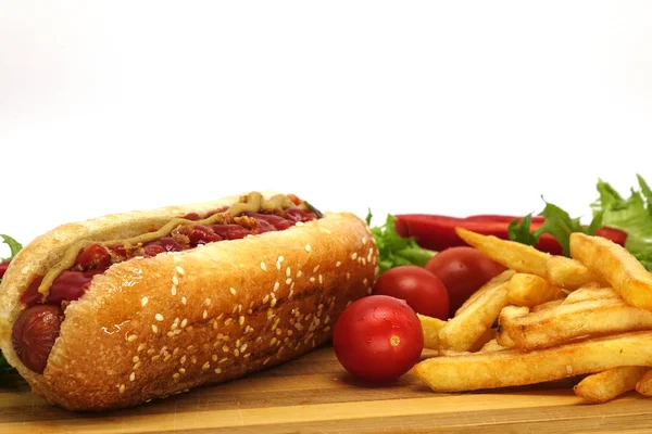 Hot dogot és sült krumpli, fehér háttér. — Stock Fotó
