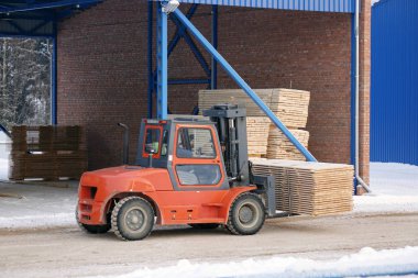 makine üzerinde ahşap bir fabrika kereste kaldırma