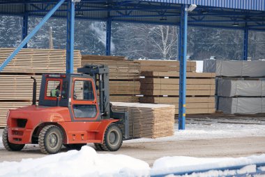 makine üzerinde ahşap bir fabrika kereste kaldırma