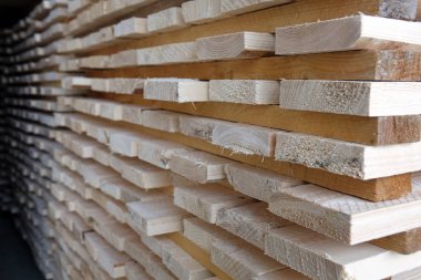 Kereste deposu. Yeni yığılmış palet .