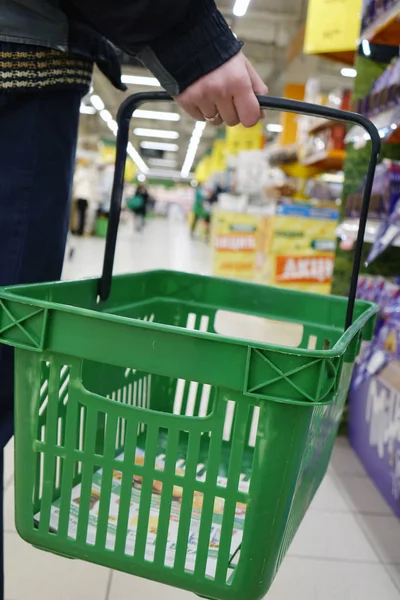 Den Warenkorb im Geschäft. Dienstleistungssektor. — Stockfoto