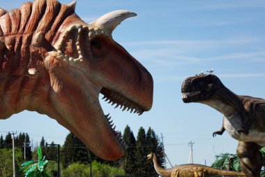 Rusya - 2018 20 Mayıs. Hayvanlar Jurassic dönem. Dinozor mavi gökyüzü arka plan üzerinde .