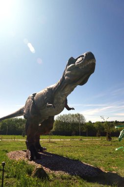 Rusya - 2018 20 Mayıs. Hayvanlar Jurassic dönem. Dinozor mavi gökyüzü arka plan üzerinde .