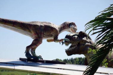 Rusya-Mayıs 20, 2018. Hayvanlar Jurassic dönem. Tyrannosaurus Rex ve uçak. dinozor mavi gökyüzü arka plan üzerinde .