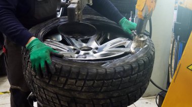 Lastik servisi. Atölye tekerlekler yerine çalışma.