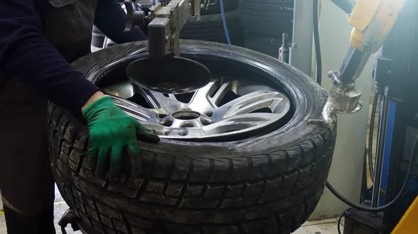 Tire service. Work on replacing the wheels in the workshop. — Stock Photo, Image