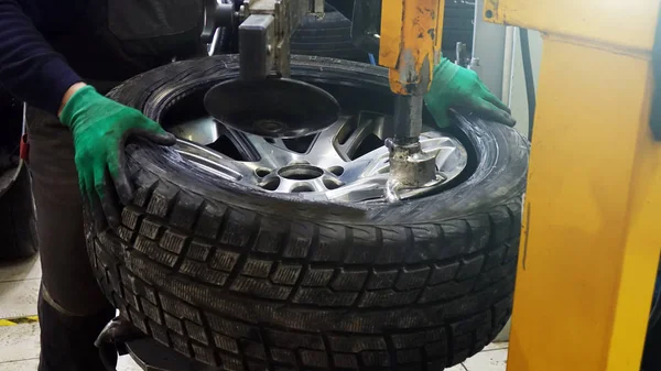 Tire service. Work on replacing the wheels in the workshop.