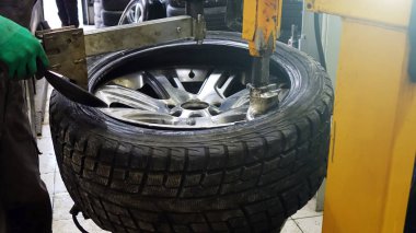 Lastik servisi. Atölye tekerlekler yerine çalışma