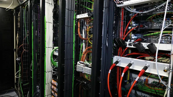 De achterkant van de server. Datacenter. — Stockfoto