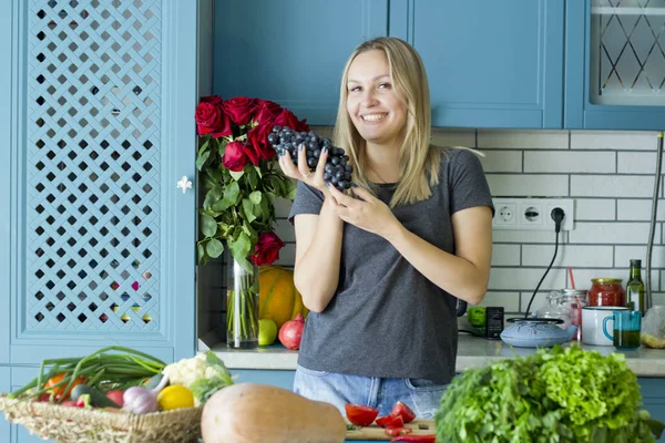 Kız mutfakta sebze ile sağlıklı yiyecek hazırlanıyor. Vejetaryen mutfağı. Onun yirmili genç bir beyaz. Sağlıklı beslenme kavramı.