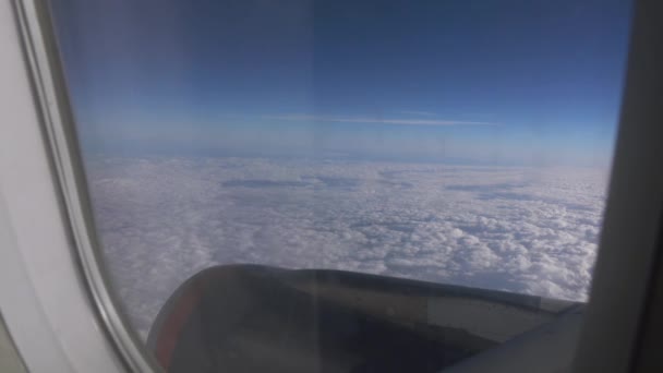Lot samolotem. Skrzydło leci ponad chmurami statku powietrznego. Podróżujących drogą lotniczą. — Wideo stockowe
